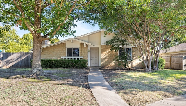 view of front of property featuring a front lawn