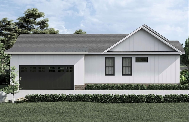 view of front facade featuring a front yard and a garage