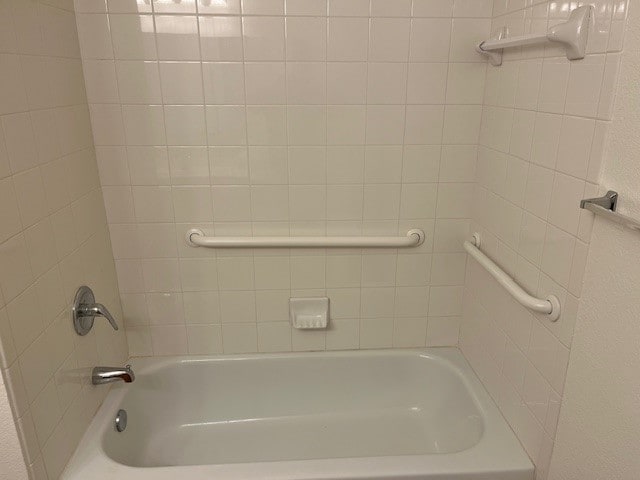 bathroom featuring tiled shower / bath