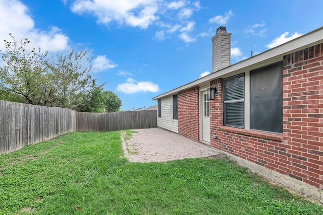 view of yard featuring a patio area