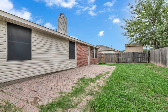 view of yard featuring a patio