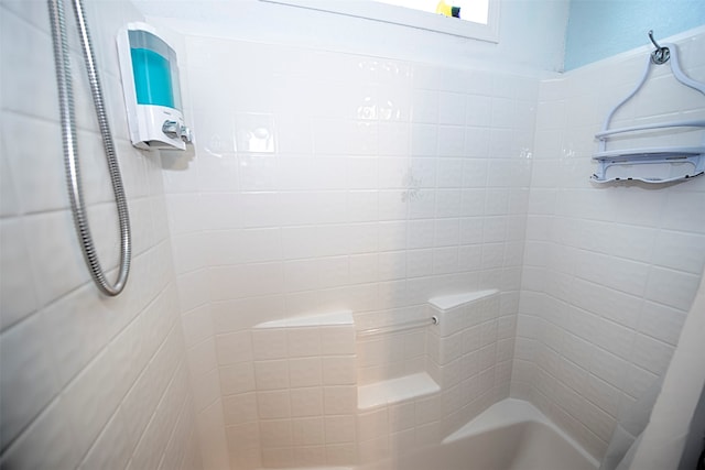 bathroom featuring tiled shower / bath combo