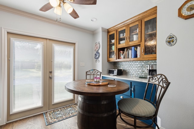 dining area featuring a wealth of natural light, crown molding, light hardwood / wood-style flooring, and ceiling fan