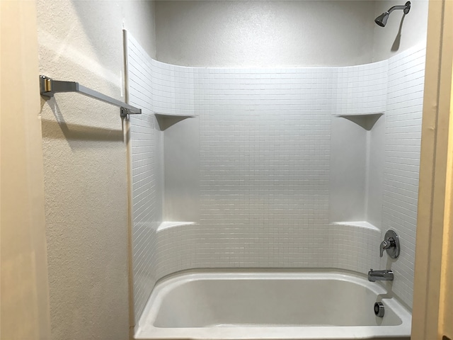 bathroom featuring tiled shower / bath combo