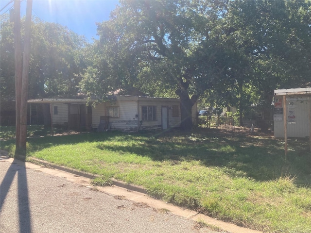 view of front of house featuring a front yard