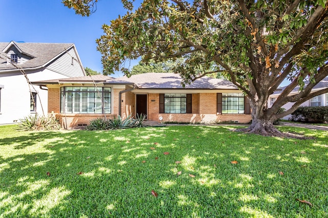 view of front of property featuring a front yard