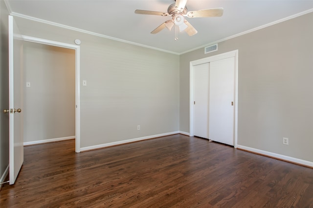 empty room with ceiling fan, dark hardwood / wood-style floors, and ornamental molding