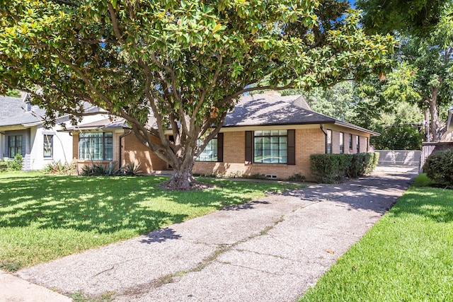 view of front of home with a front lawn