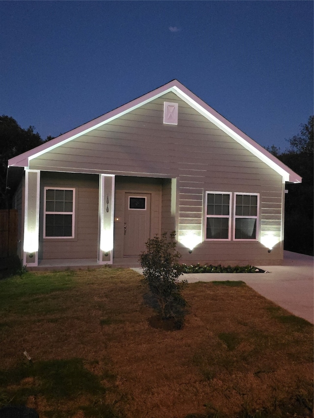 view of front of property featuring a yard