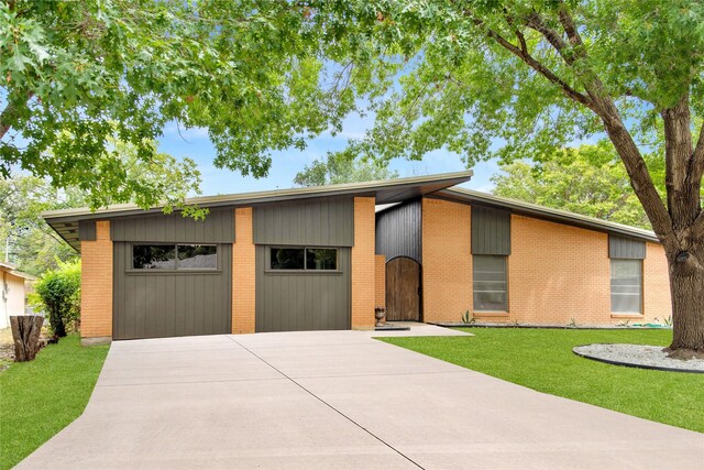 view of front facade featuring a garage and a front lawn