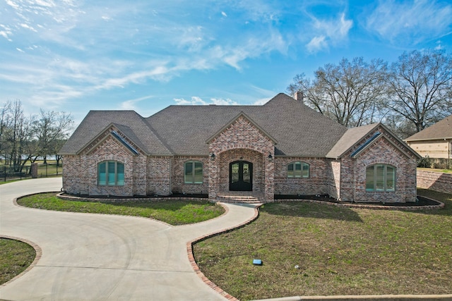 view of front of home featuring a front lawn