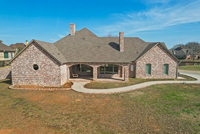 view of front of home featuring a front yard