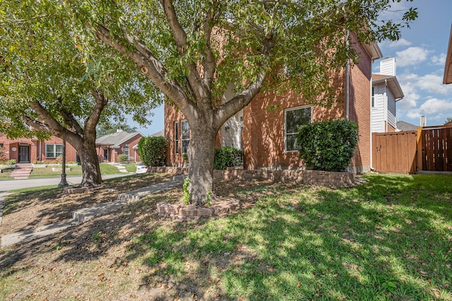 view of front of home featuring a front lawn