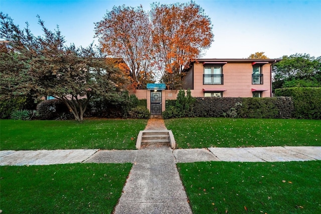 view of front facade with a front yard