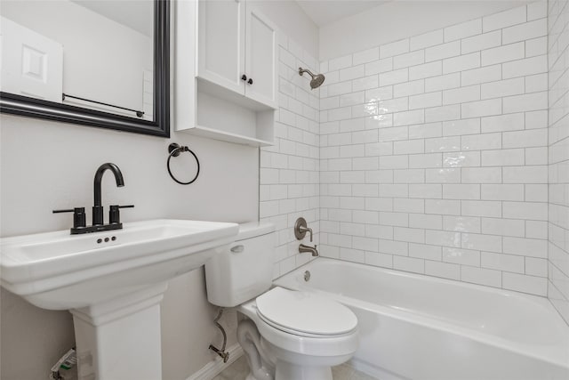 bathroom with toilet and tiled shower / bath