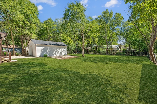 view of yard with an outdoor structure