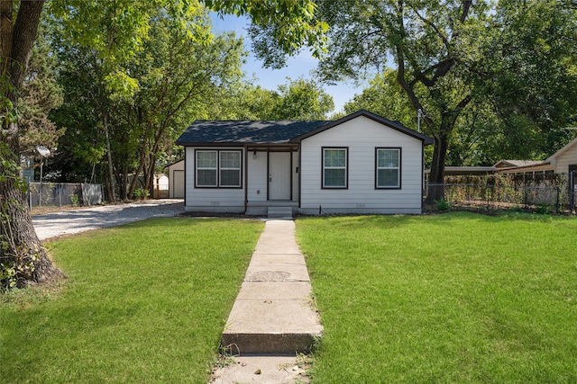 view of front facade with a front yard