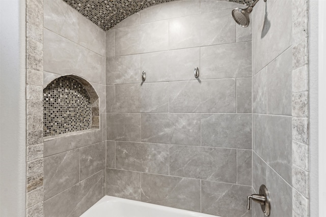 bathroom featuring tiled shower / bath combo