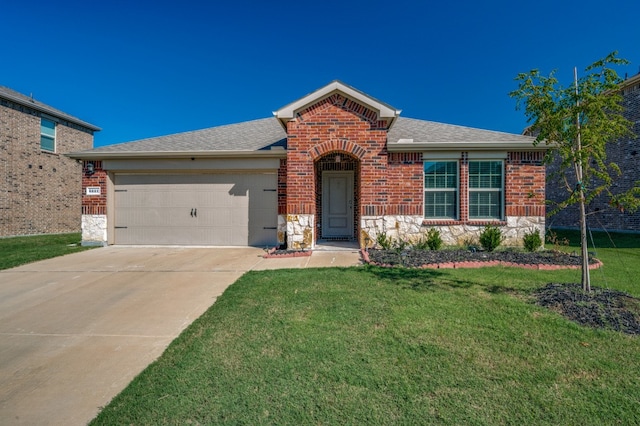 view of front of property featuring a front yard and a garage