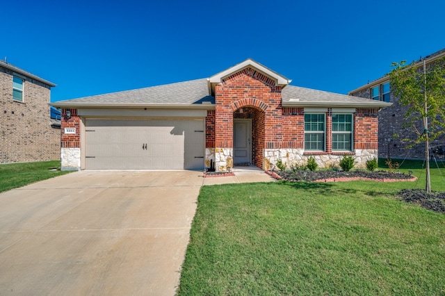 view of front facade featuring a front yard and a garage