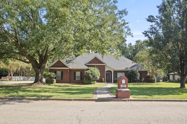 view of front facade featuring a front lawn