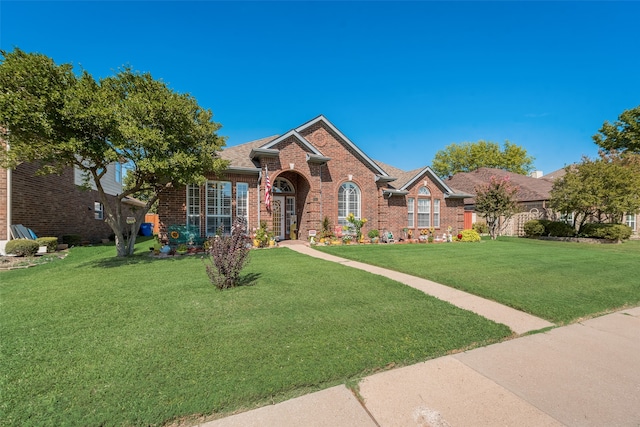 view of front facade featuring a front yard