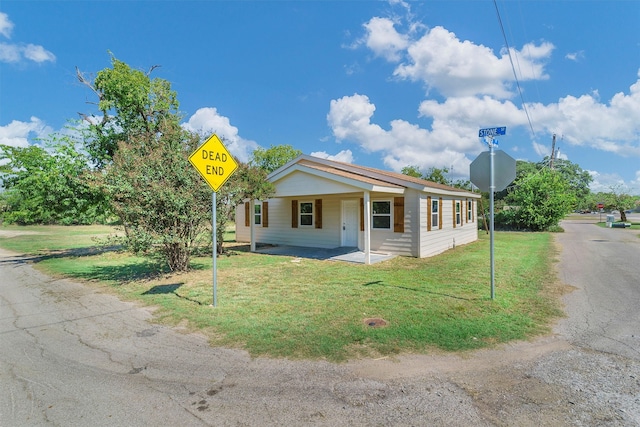 view of front of home featuring a porch and a front lawn