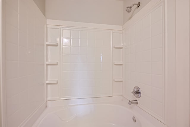 bathroom featuring tiled shower / bath