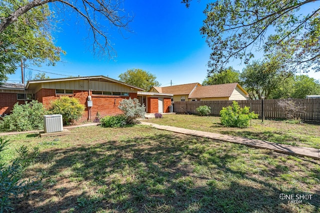 view of front of property featuring a front yard