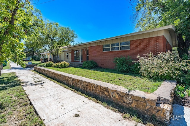 view of front of property featuring a front lawn