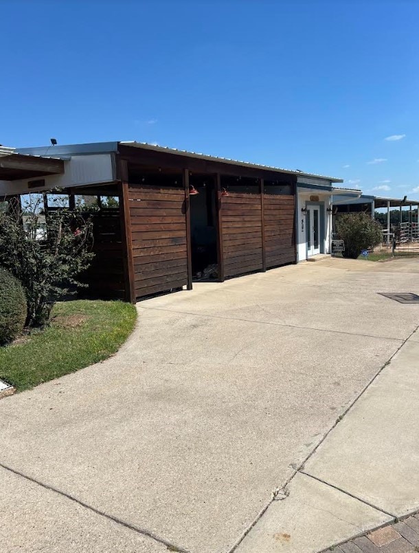 view of outdoor structure featuring driveway