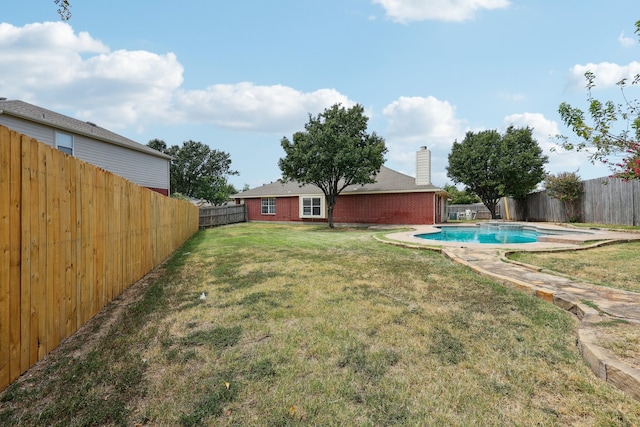 view of yard featuring a fenced in pool