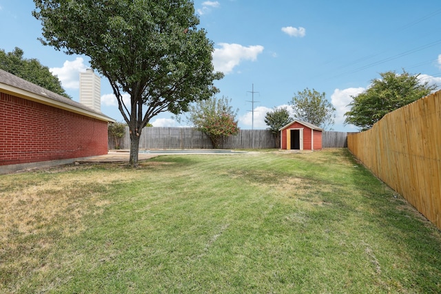 view of yard with a shed