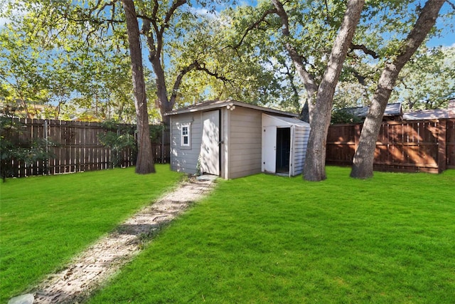 view of yard featuring an outdoor structure