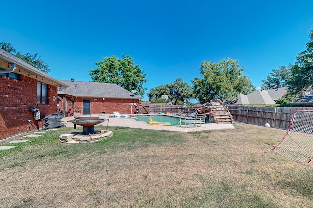 view of yard with a fenced in pool