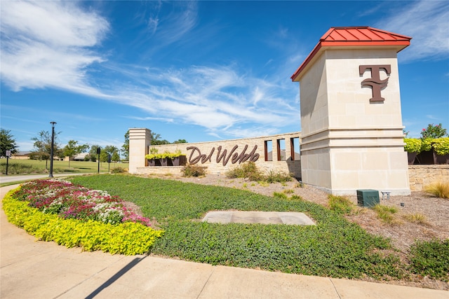 view of community / neighborhood sign