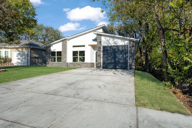 view of front facade featuring a front yard and a garage