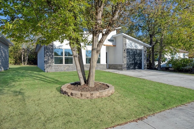 view of front of property featuring a front lawn