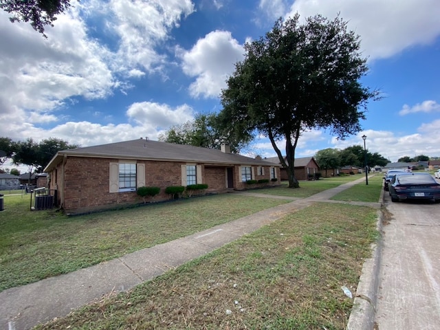 ranch-style house featuring a front lawn