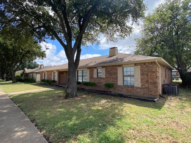 single story home featuring a front yard