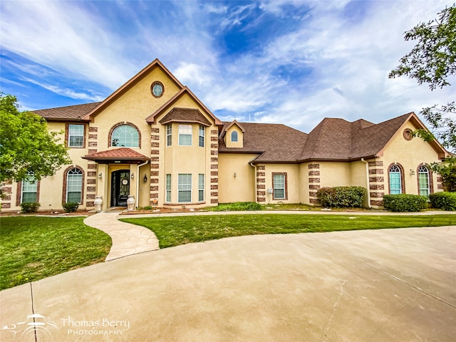 view of front of house featuring a front lawn