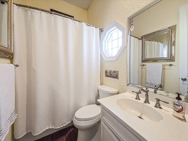 bathroom with a shower with curtain, vanity, and toilet