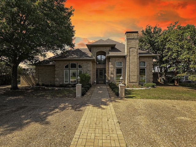 view of front facade with a yard