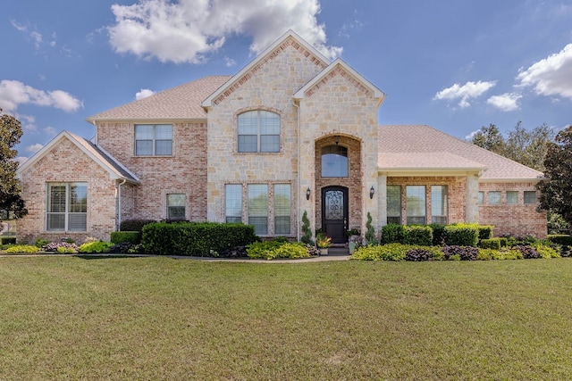 view of front of property featuring a front lawn