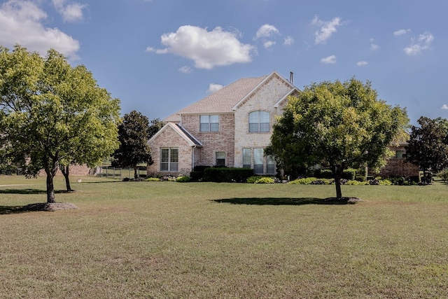 view of front of property featuring a front yard