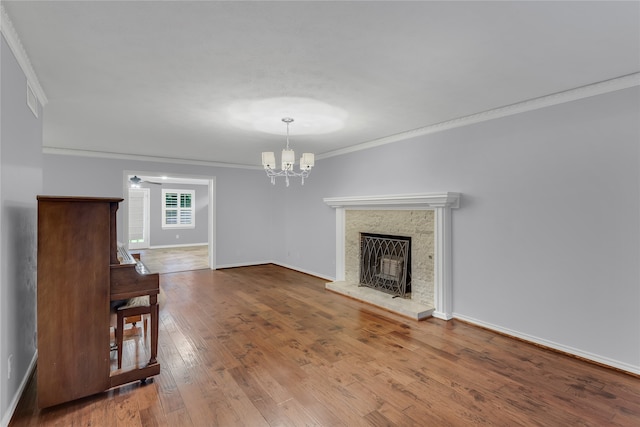 living room with a notable chandelier, crown molding, and hardwood / wood-style floors