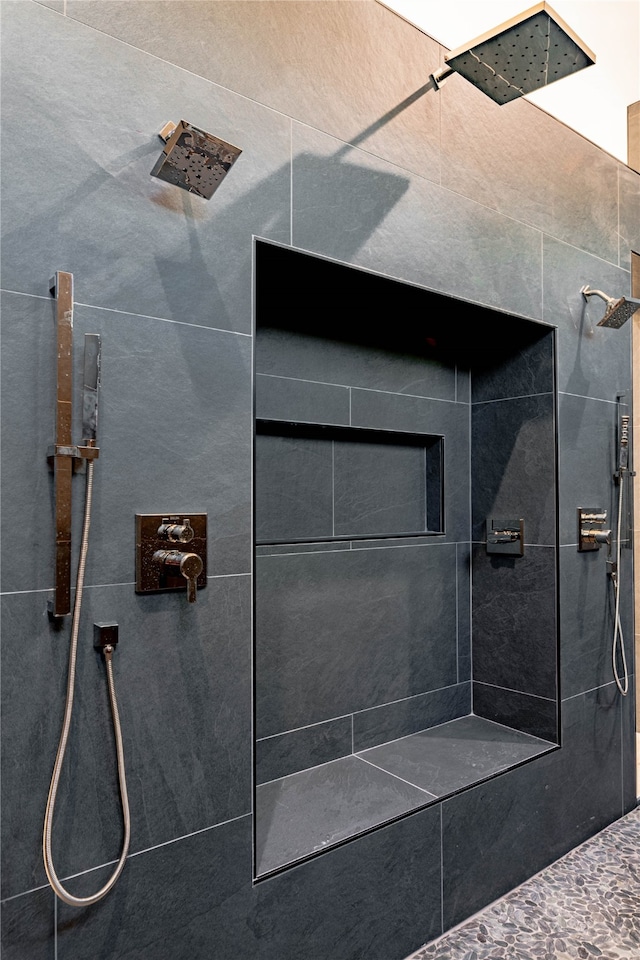 bathroom featuring tiled shower