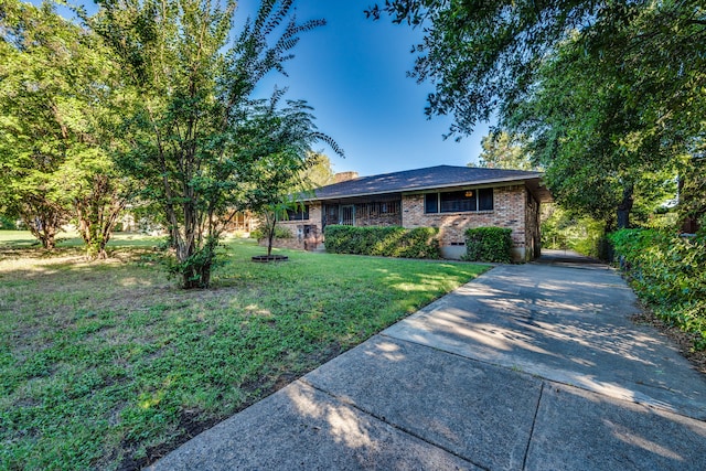 view of front of home featuring a front lawn