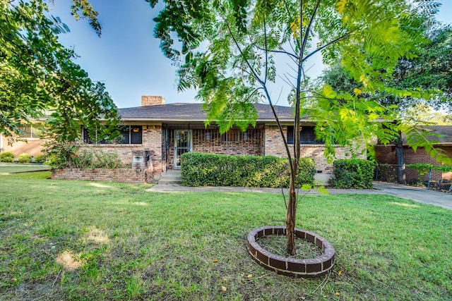 single story home featuring a front yard