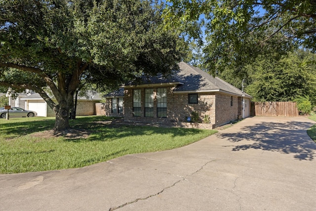 view of front of home featuring a front yard